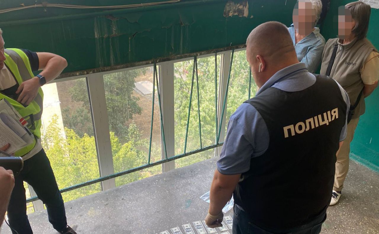 У Києві затримали працівницю ВЛК. Фото: поліція Києва