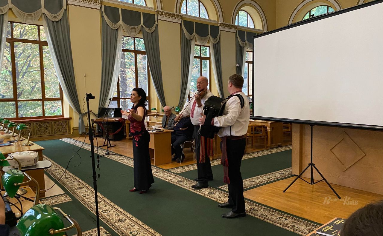 Під час презентації у НБУ ім.Ярослава Мудрого виступила Олена Слободянюк, артистка хору імені Григорія Верьовки. Фото: Ольга Скотнікова