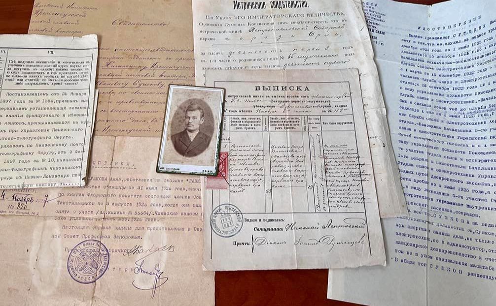 Сім документів та фото 1891-1925 років експерти віднесли до колекції, яка оповідає про родину Сушкових — батька та його дітей. Фото: Київська митниця