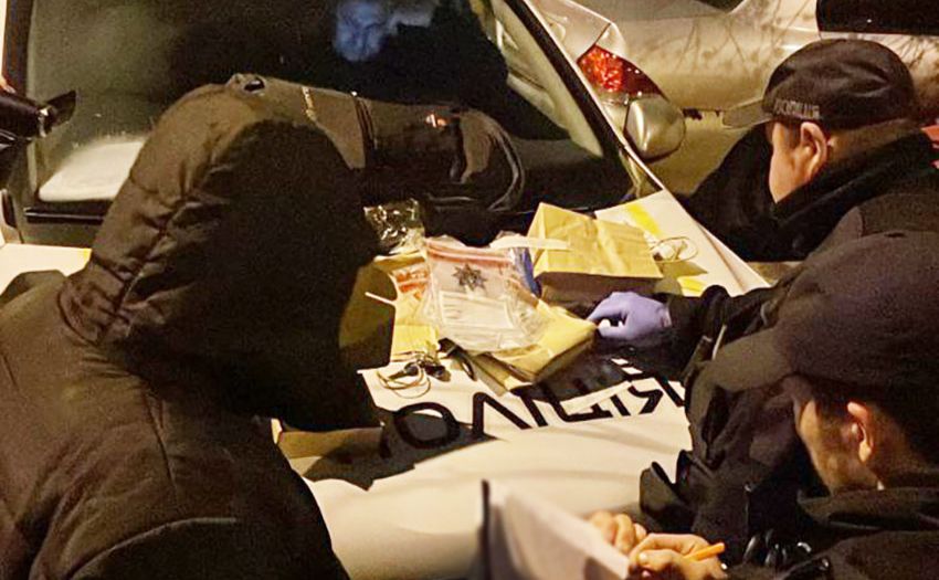 Підозрюваного затримали, коли він прямував до поштового відділення. Фото: Нацполіція