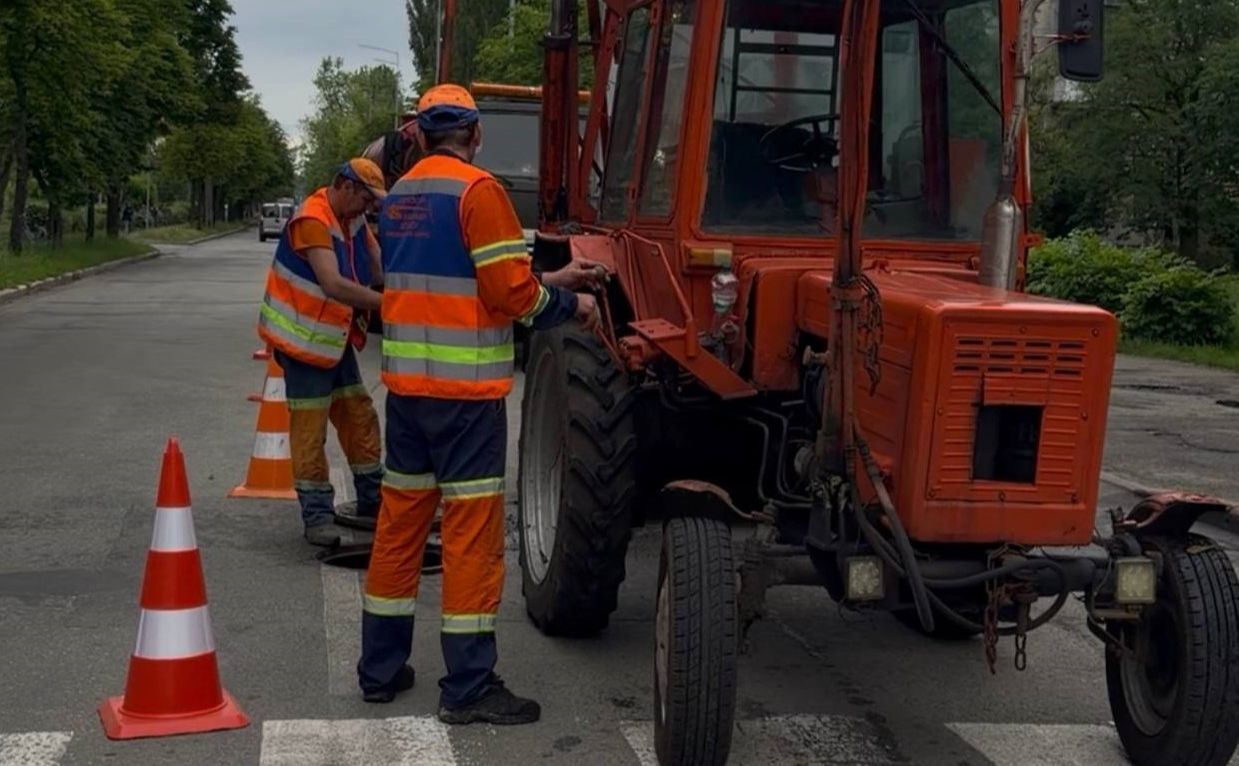 Гідрослужби очищають зливоприймачі. Фото: Київавтодор