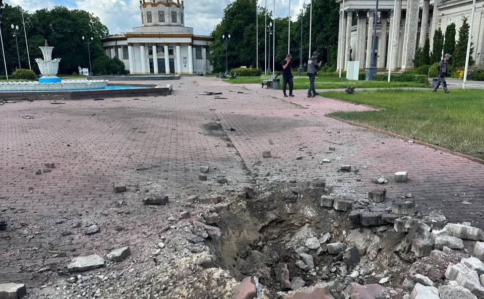 Територія виставкового центру після обстрілів столиці 15 червня. Фото: ВДНГ у Фейсбук