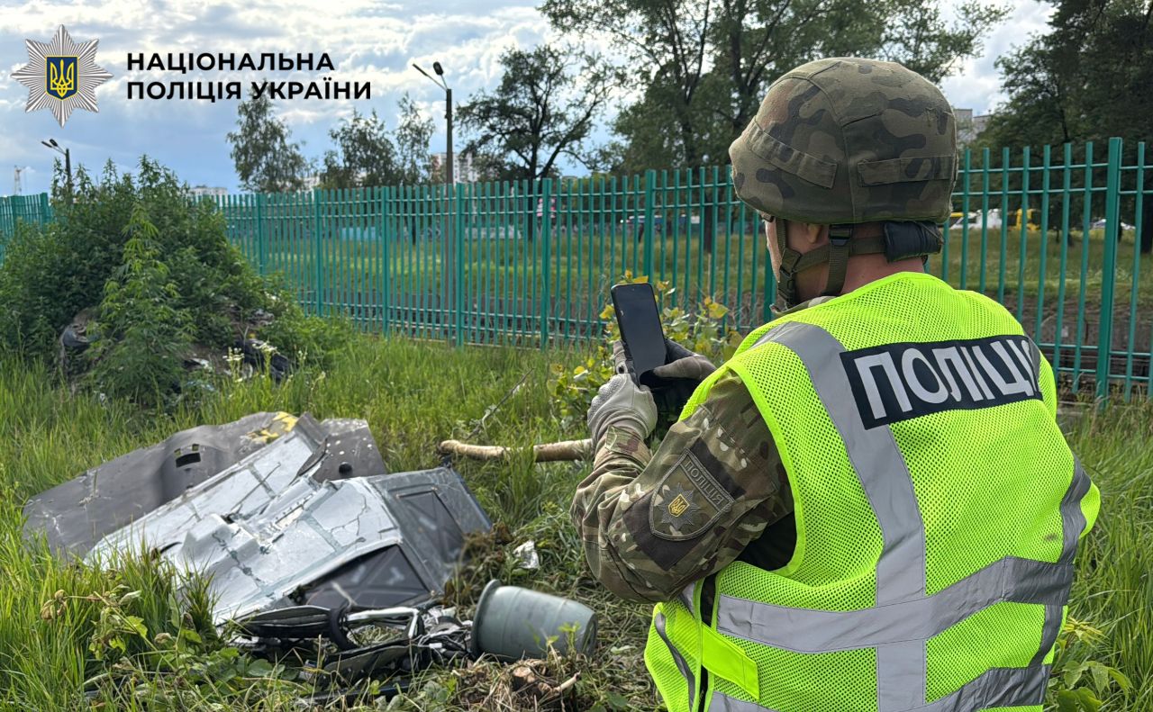 При падінні БпЛА бойова частина вціліла. Фото: Поліція Києва у Телеграм