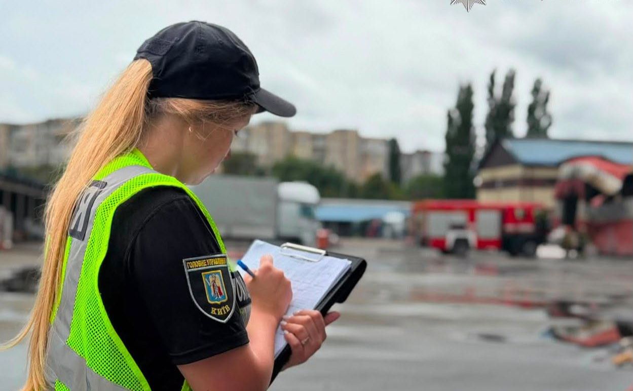 Поліцейські фіксують наслідки атаки. Фото: Національна поліція України
