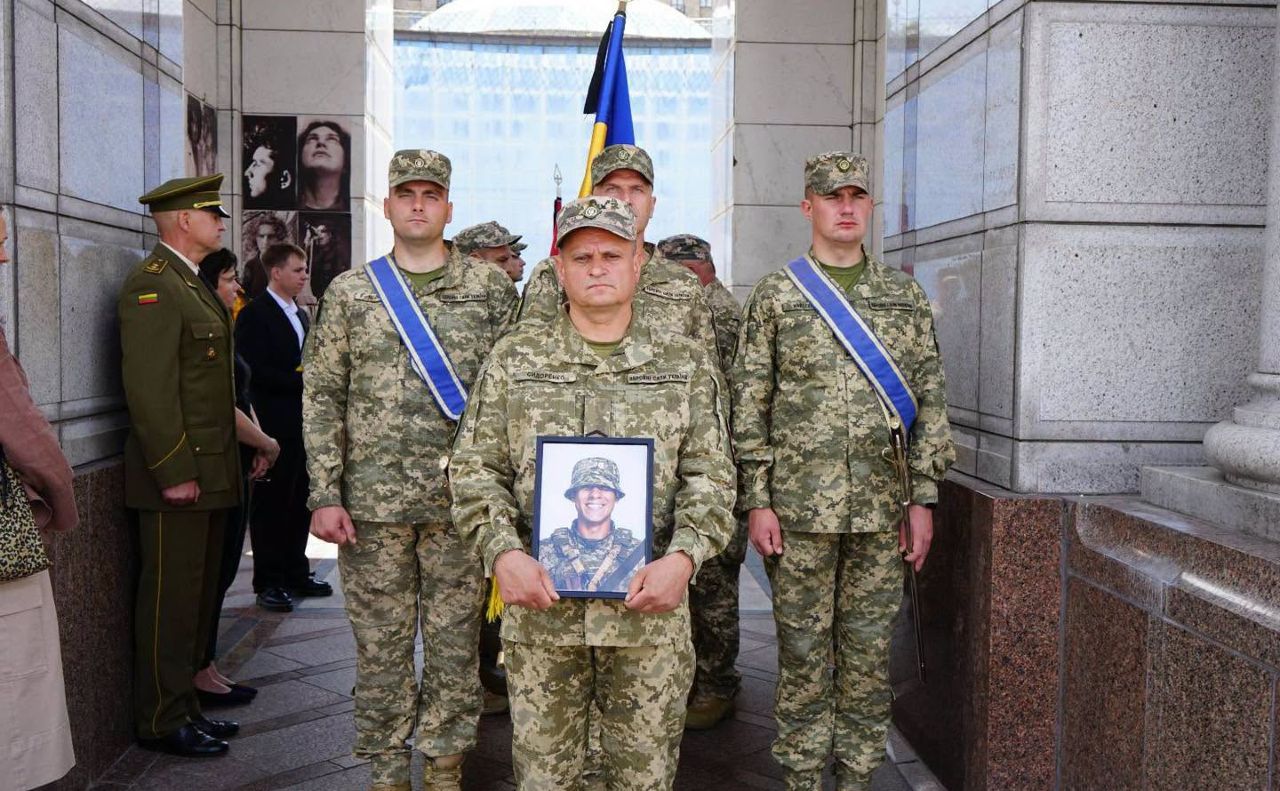 Під час прощання із Іґнасом Кайлюсом на Майдані Незалежності. Фото: Посольство Литви, фейсбук
