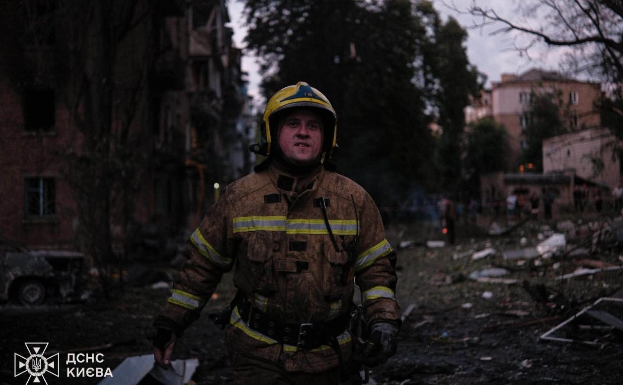 Рятувальники працюють на місцях прильотів та падінні уламків. Фото: ДСНС України у місті Києві