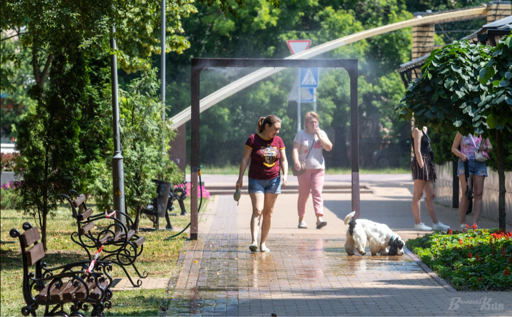 Рамки-розпилювачі охолоджують киян в парках. Ілюстративне фото: Олексій Самсонов