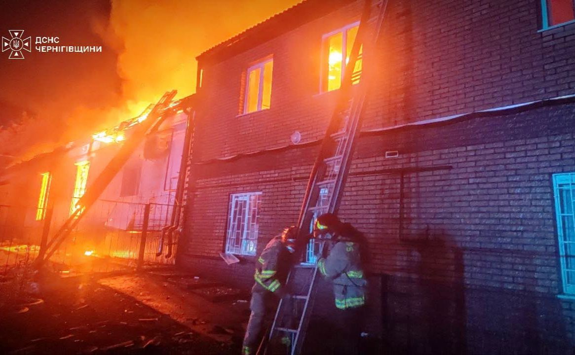 Чернігівські рятувальники під час ліквідації нічного обстрілу. Фото: ГУ ДСНС Чернігівщини