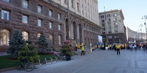 Біля КМДА та Кабміну встановили велопарковки