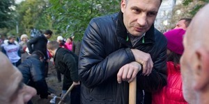 Кличко взяв участь у прибиранні скверу