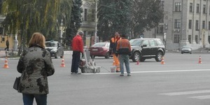 На Контрактовій наносять розмітку