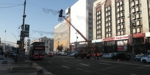Над Хрещатиком демонтують ілюмінацію