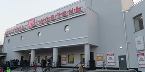 Біля  кінотеатру «Жовтень» встановлено огорожу із світлоповертальними елементами