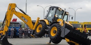 У Києві екскаватори станцювали брейк