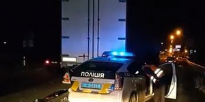 Автівка протараниала вантажівку поліцейською машиною