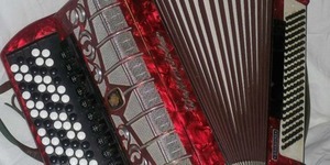 На сцені – іскри від шабель, а у залі пригощають короваєм