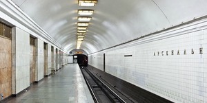 У метро на рейки впав пенсіонер