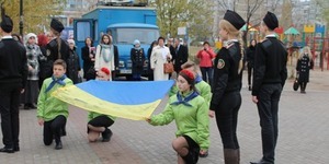 Школярі Києва урочисто передали бойовий прапор