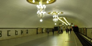 Чоловік впав на колії метрополітену