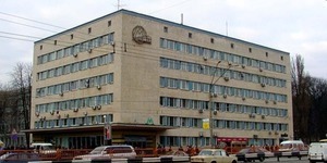 Водій припаркував автомобіль на автобусній зупинці та зчинив бійку
