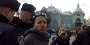 Під Верховною Радою затримали голих дівчат