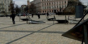 Через сильний вітер завалилась виставка на Софійській площі