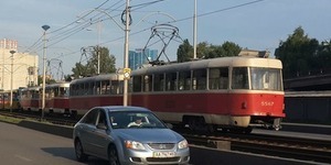 В Києві трамвай зійшов з рейок і збив людину