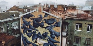У Києві з’явилися два мурали – з Грушевським і воронами