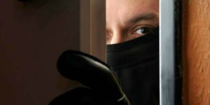Злодій викрав ключі та паспорт у киянина і обікрав його квартиру
