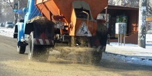 Долати ожеледь у Києві будуть сіллю з піском