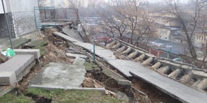 На Червонозоряному проспекті 11-поверхівка повисла над обривом
