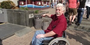Хрещатик продовжує лишатися недружнім до маломобільних громадян