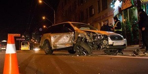 У столиці автівка зіткнулась з тролейбусом