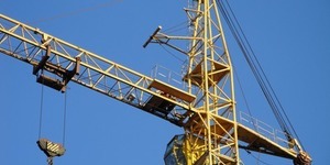 У Голосіївському районі столиці будівельний кран впав на автівку