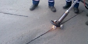 Для заливки тріщин на дорогах Києва використовують новітню спецтехніку