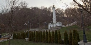 У сквері біля пам’ятника Магдебурзького права висадять більше дерев і кущів