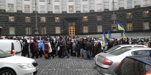 Мітинг під Верховною Радою набирає обертів