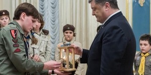 Київські пластуни принесли Вифлеємський вогонь миру Порошенку [відео]