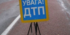 Автомобіль врізався у бетонний відбійник