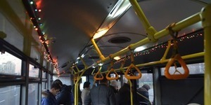 У Києві курсує тролейбус із новорічною ілюмінацією