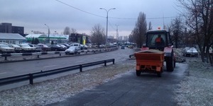 Київавтодор цілу ніч обробляв протиожеледними матеріалами