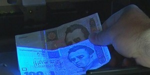 У центрі Києва іноземець намагався обміняти підроблені гроші