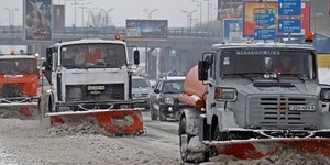 На дорогах столиці продовжує працювати снігоочисна техніка