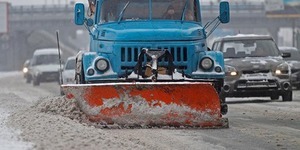 В усіх районах столиці триває очищення доріг від снігу