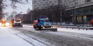 Майже 6 тисяч комунальників прибирають сніг