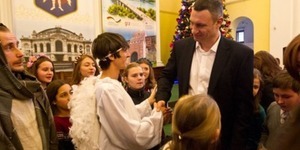 Кличко подивився Різдвяний вертеп у мерії