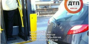 На Південному мосту через ожеледицю зіткнулися автобус та автівка