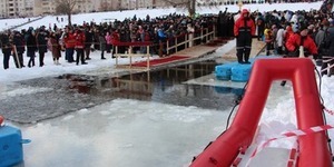 Як рятувальники киянам на Водохреща допомагали [відео]