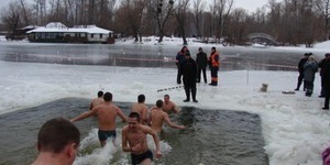 У Київводоканалі показали, як святили воду у Гідропарку [фото]