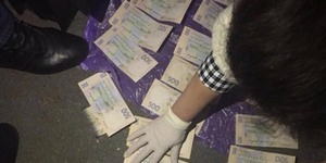 Трьом посадовцям-хабарникам оголошено про підозру